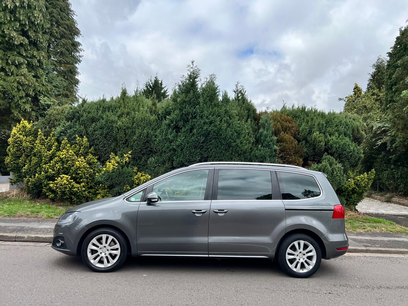 
								SEAT Alhambra 2.0 TDI Ecomotive CR SE Lux Euro 5 (s/s) 5dr full									