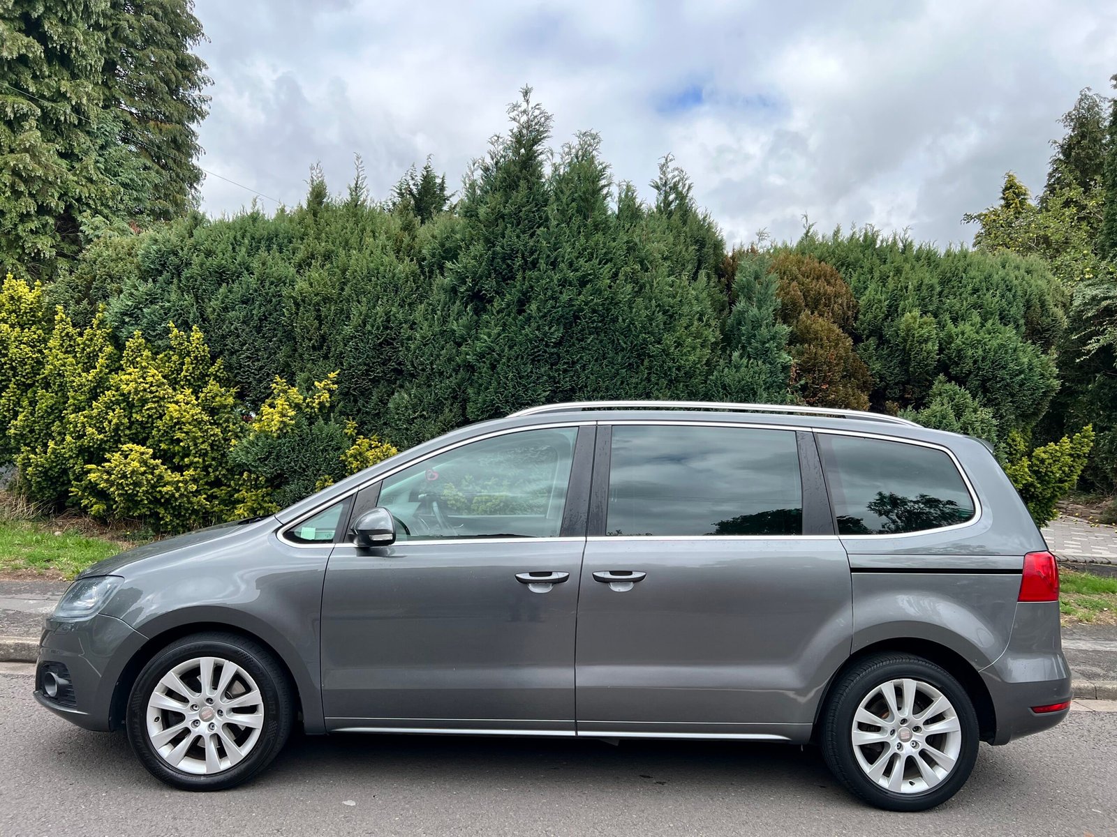 
								SEAT Alhambra 2.0 TDI Ecomotive CR SE Lux Euro 5 (s/s) 5dr full									