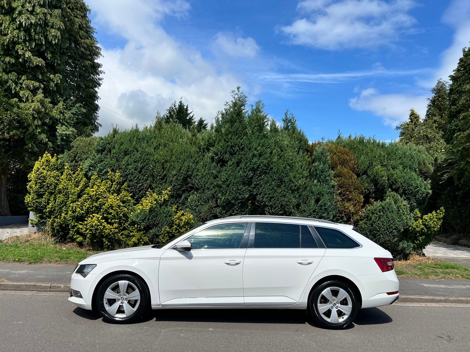 
								Skoda Superb 2.0 TDI SE Euro 6 (s/s) 5dr full									