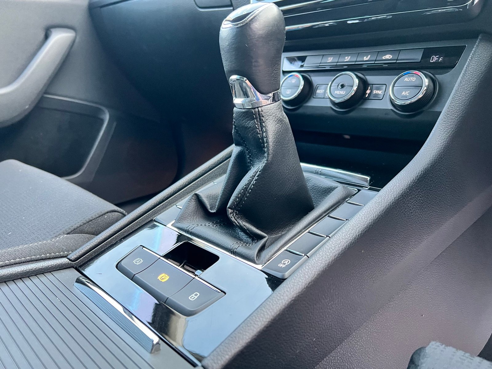 
								Skoda Superb 2.0 TDI SE Euro 6 (s/s) 5dr full									